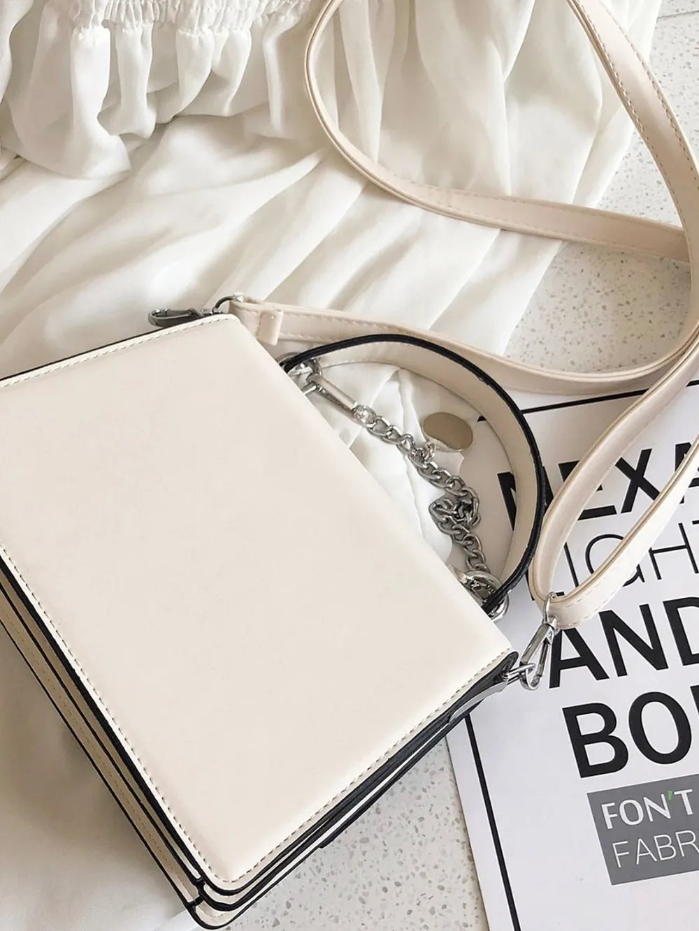 Bolso de mano con cadena de cuero sintético y correa de hombro desmontable