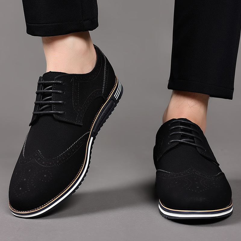 Zapatos de cuero tallado ensanchados con suela blanca de moda para hombre.