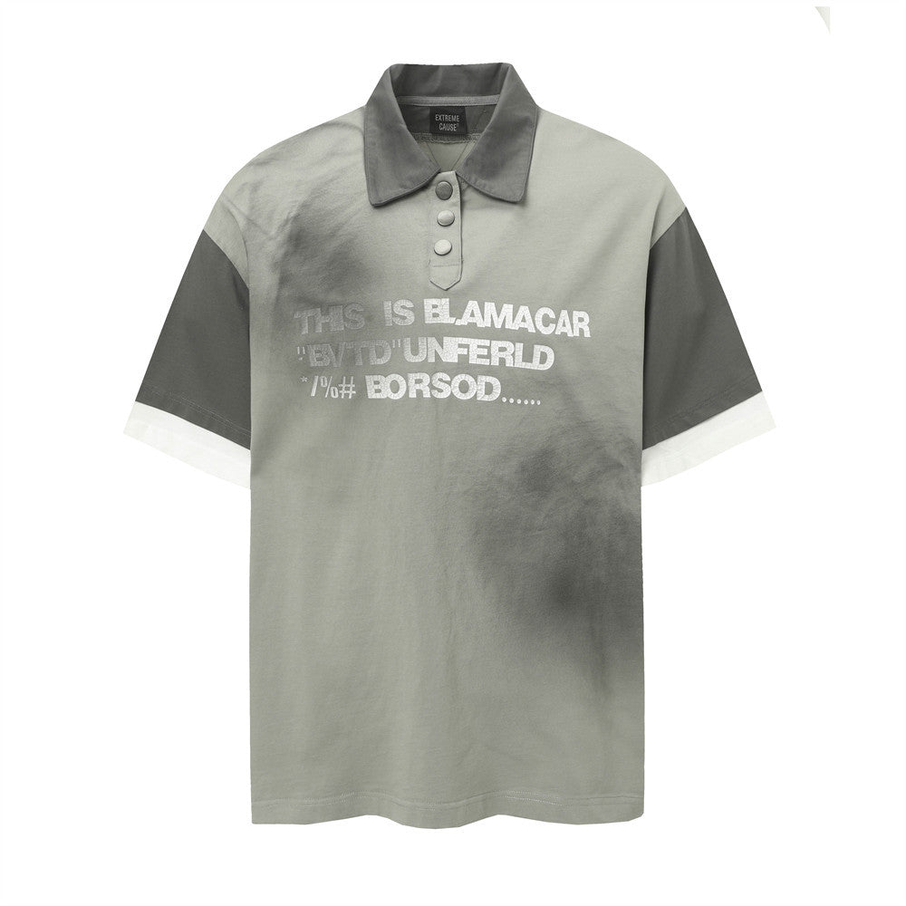 Polo desgastado con efecto tie-dye y estampado de letras agrietadas para hombre.
