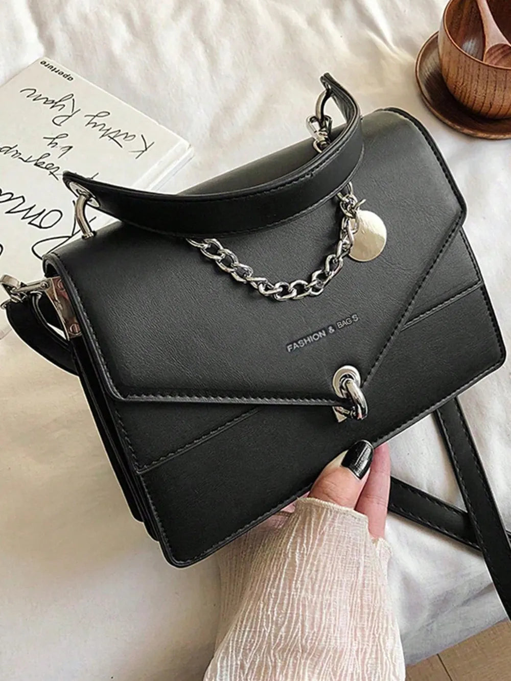 Bolso de mano con cadena de cuero sintético y correa de hombro desmontable