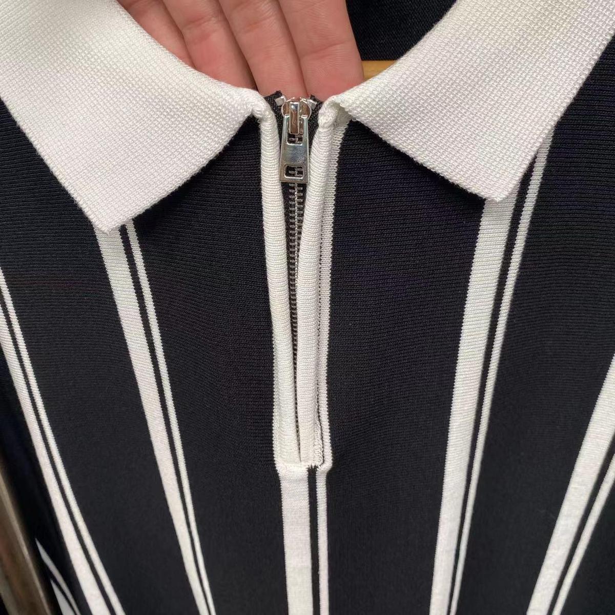 Polo informal holgado y versátil de punto con cuello redondo a rayas