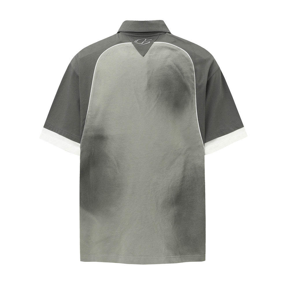 Polo desgastado con efecto tie-dye y estampado de letras agrietadas para hombre.