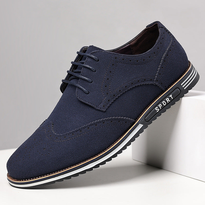 Zapatos de cuero tallado ensanchados con suela blanca de moda para hombre.