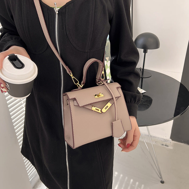 Bolso Kelly de PU color caramelo, cruzado de hombro