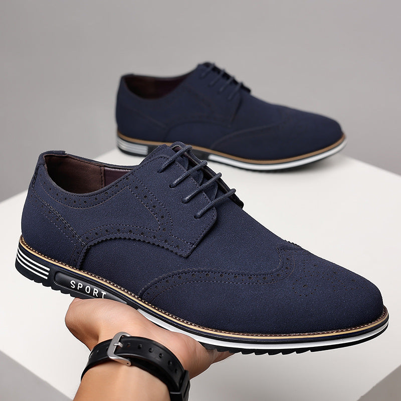 Zapatos de cuero tallado ensanchados con suela blanca de moda para hombre.