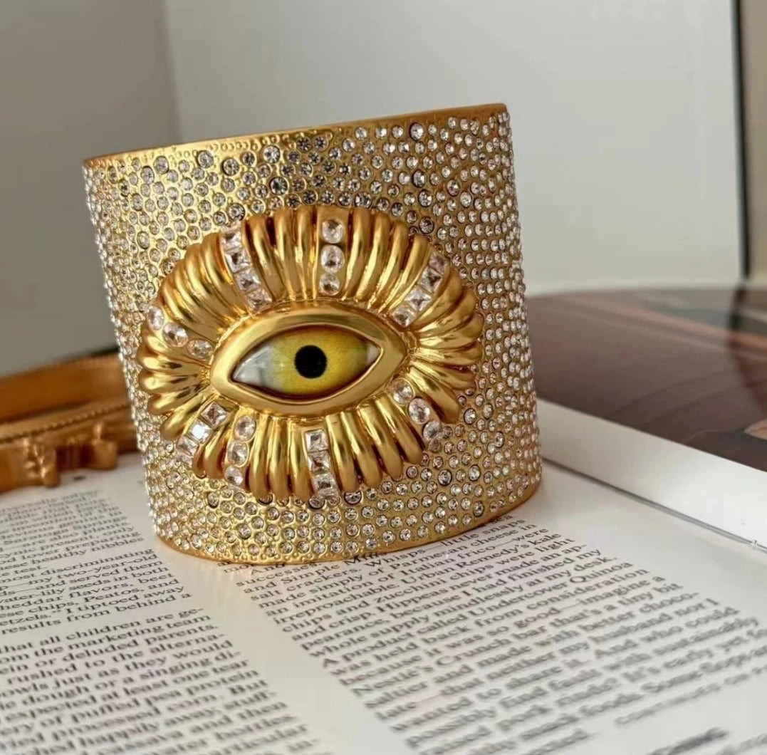 Pulsera de estilo retro literario de latón pesado bañada en oro con incrustaciones de diamantes de imitación brillantes