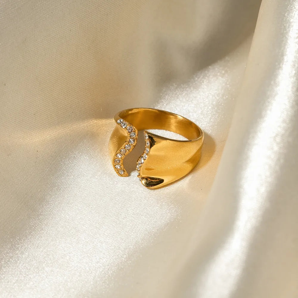 Anillo de acero inoxidable con incrustaciones de diamantes de imitación