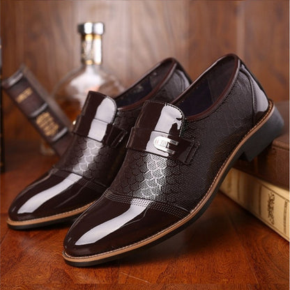 Zapatos de piel repujada para hombre, casuales y versátiles.
