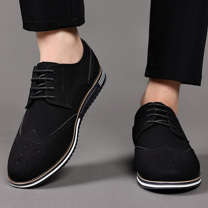 Zapatos de cuero tallado ensanchados con suela blanca de moda para hombre.