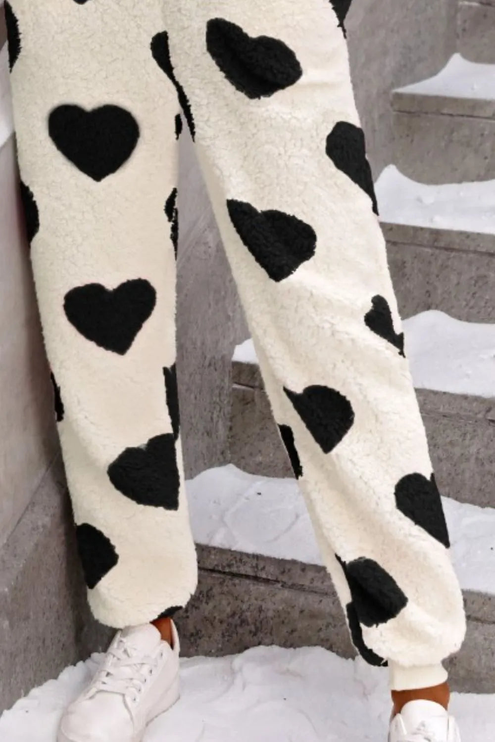 Mono de estar con capucha y cremallera en forma de corazón