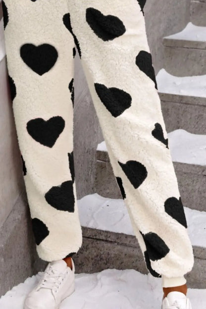 Mono de estar con capucha y cremallera en forma de corazón