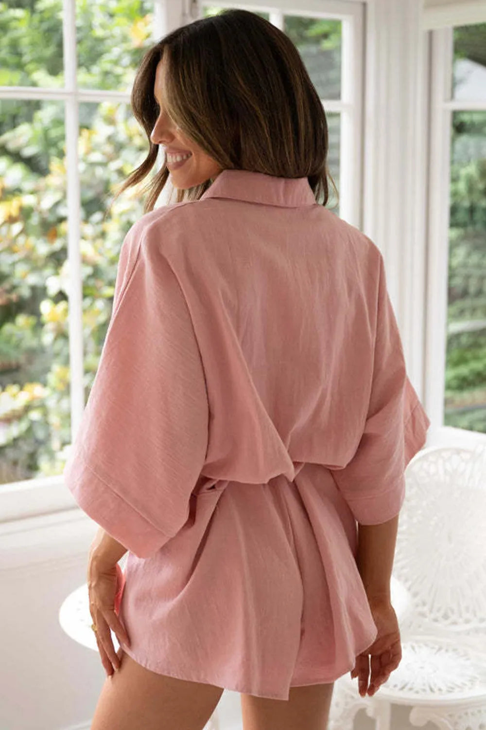 Mono corto holgado de manga media con cuello vuelto y nuevo estilo