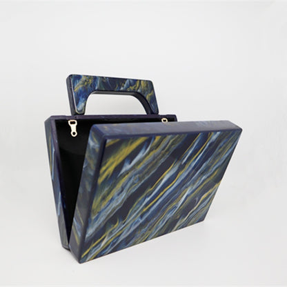Bolso de noche acrílico con polvo dorado y pintura azul perlado.