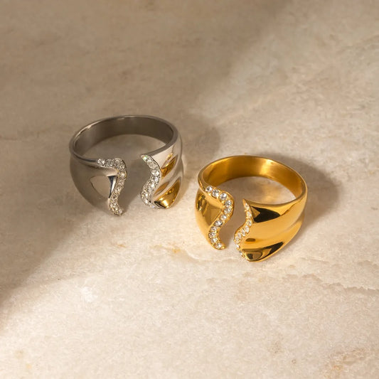 Anillo de acero inoxidable con incrustaciones de diamantes de imitación