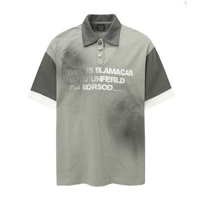 Polo desgastado con efecto tie-dye y estampado de letras agrietadas para hombre.