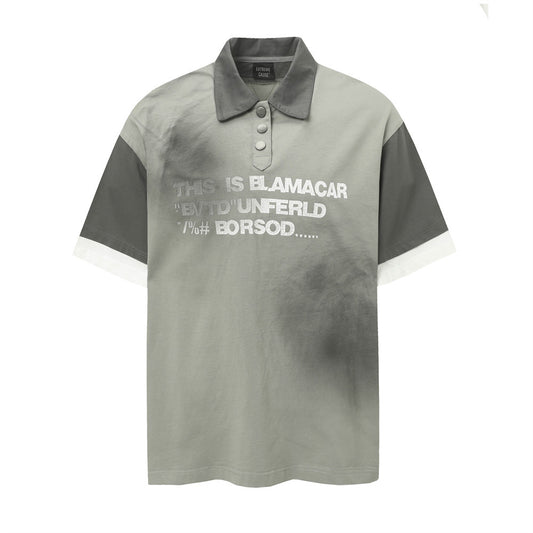 Polo desgastado con efecto tie-dye y estampado de letras agrietadas para hombre.