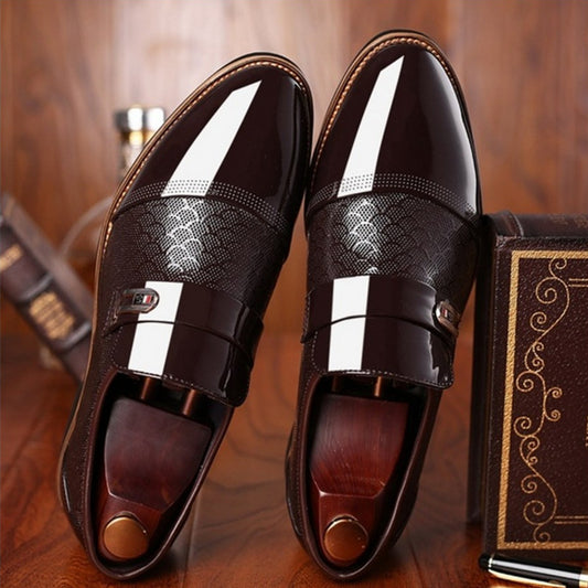 Zapatos de piel repujada para hombre, casuales y versátiles.