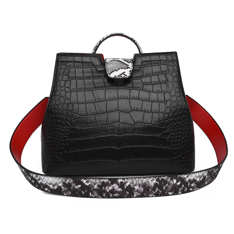 Bolso de mujer con textura de cocodrilo