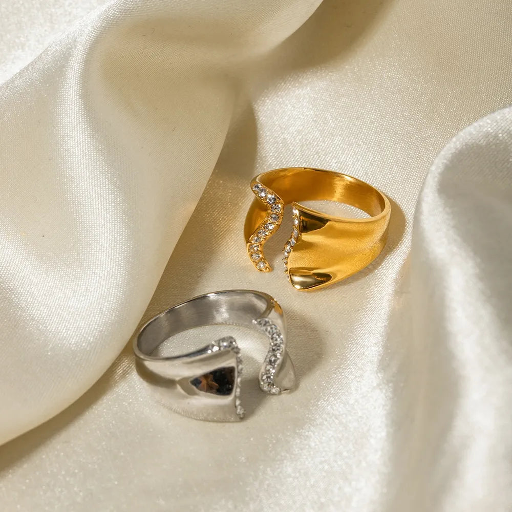 Anillo de acero inoxidable con incrustaciones de diamantes de imitación