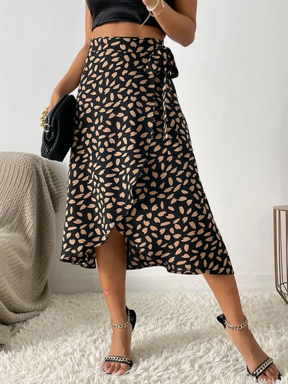 Falda dividida con estampado de lunares, tendencia informal y versátil.