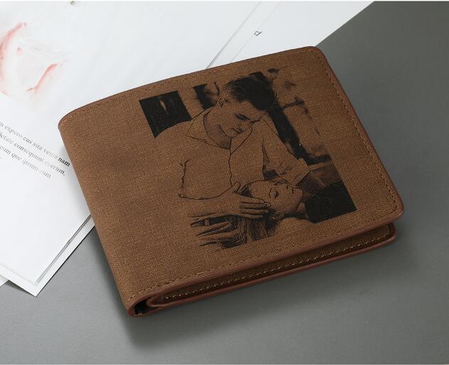 Cartera corta de cuero sintético para hombre, con patrón grabado personalizado, plegable, con foto grabada e inscripción personalizada.