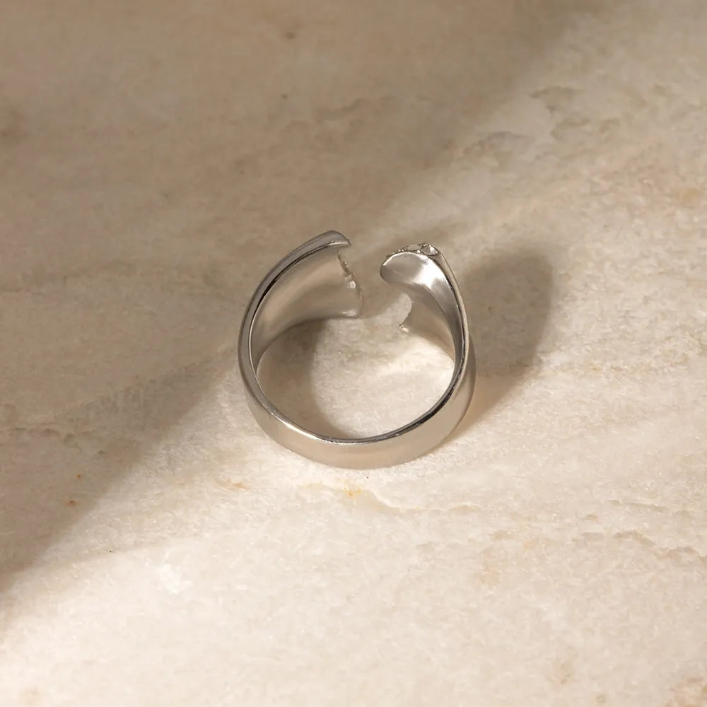 Anillo de acero inoxidable con incrustaciones de diamantes de imitación