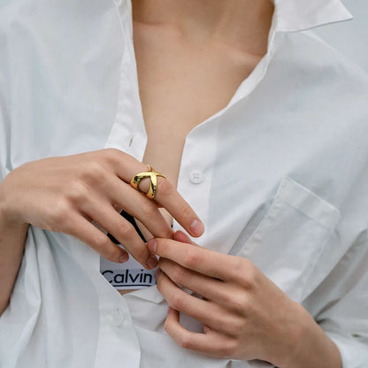 Anillo entrecruzado bañado en oro de 18 quilates