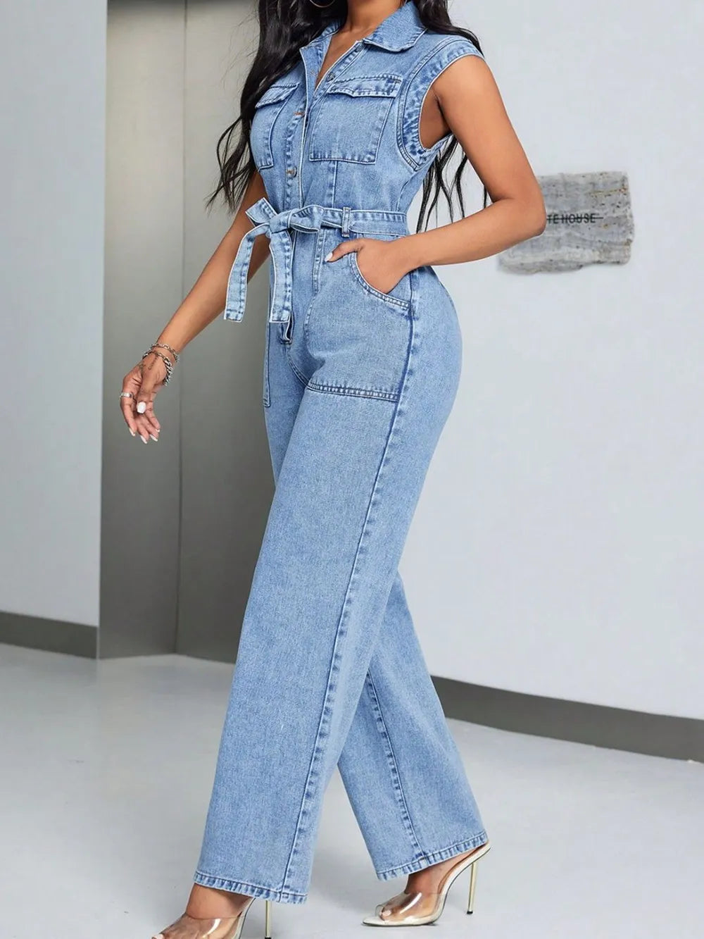 Mono vaquero con medio botón anudado y bolsillos