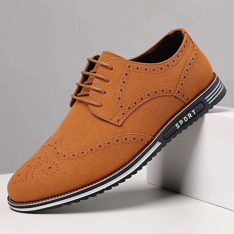 Zapatos de cuero tallado ensanchados con suela blanca de moda para hombre.