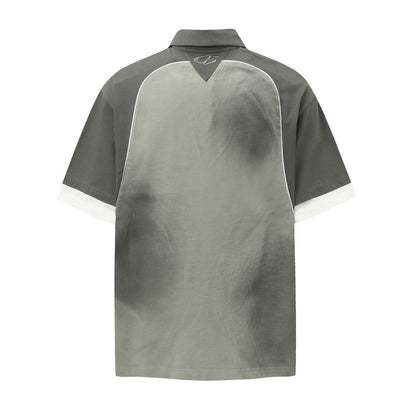 Polo desgastado con efecto tie-dye y estampado de letras agrietadas para hombre.