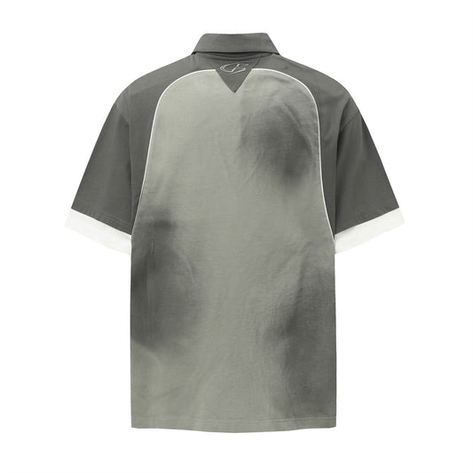 Polo desgastado con efecto tie-dye y estampado de letras agrietadas para hombre.
