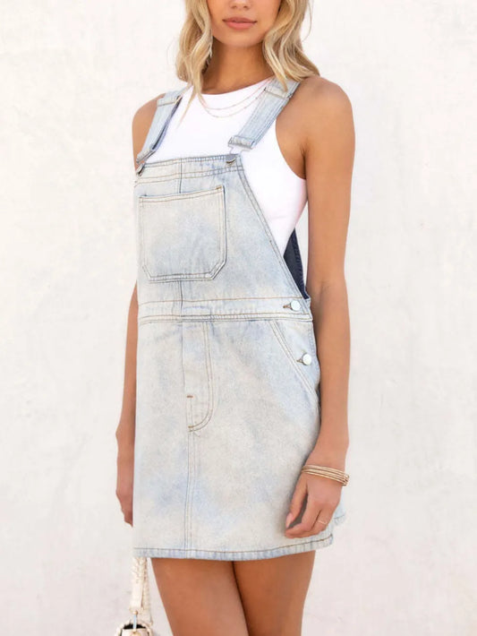 Vestido tipo peto de mezclilla con cuello cuadrado y tirantes ajustables
