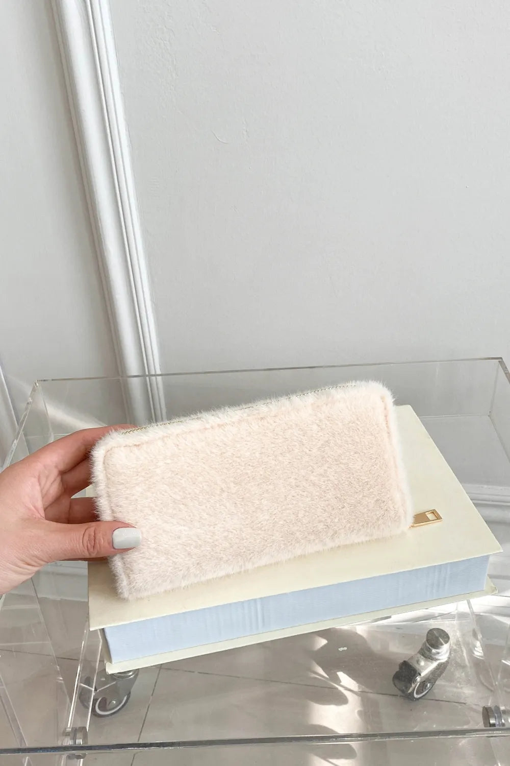 Cartera rectangular de pelusa de color sólido