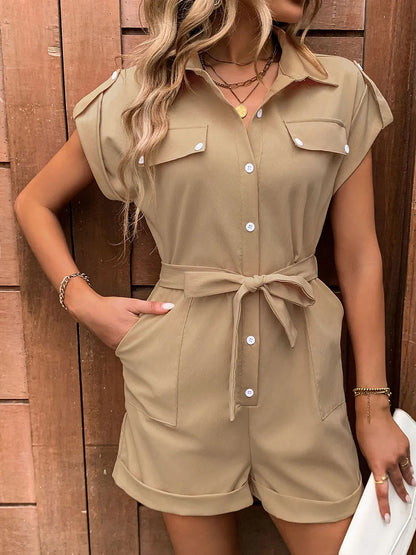 Mono de color liso con cuello de camisa, botones y corbata