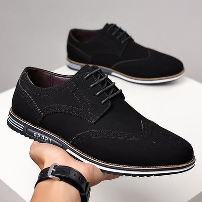 Zapatos de cuero tallado ensanchados con suela blanca de moda para hombre.