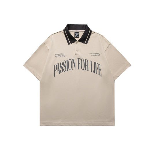 Polo holgado con diseño de cuello en contraste y estampado de letras