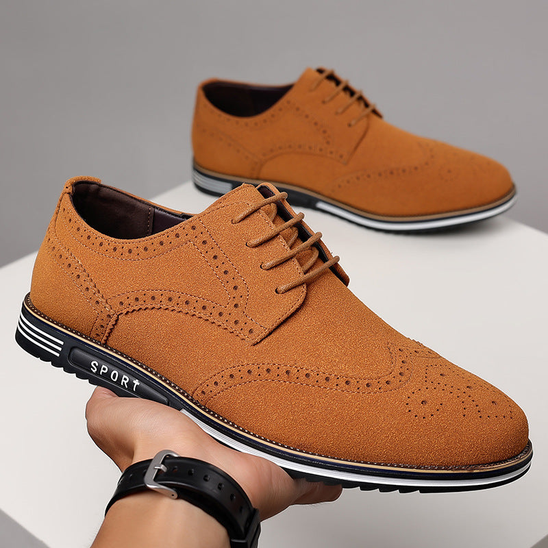 Zapatos de cuero tallado ensanchados con suela blanca de moda para hombre.