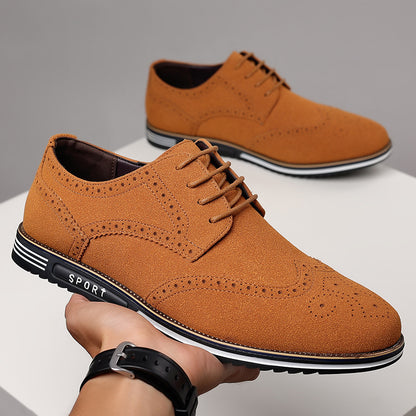 Zapatos de cuero tallado ensanchados con suela blanca de moda para hombre.