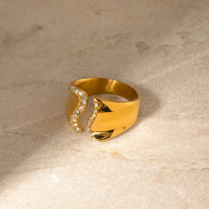 Anillo de acero inoxidable con incrustaciones de diamantes de imitación