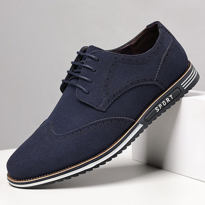 Zapatos de cuero tallado ensanchados con suela blanca de moda para hombre.