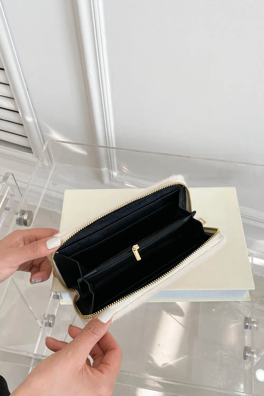 Cartera rectangular de pelusa de color sólido