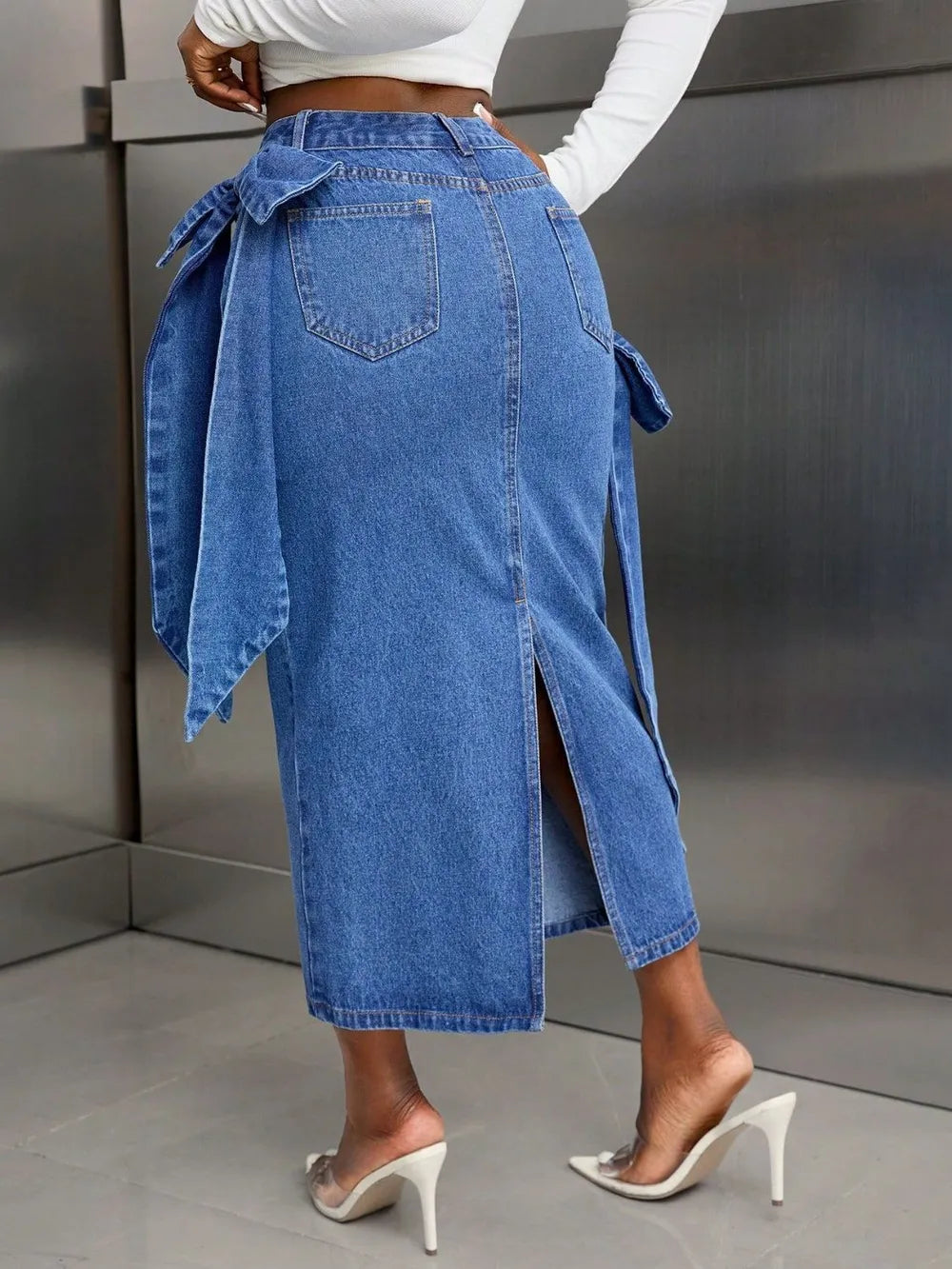 Falda vaquera con abertura en la espalda y lazo