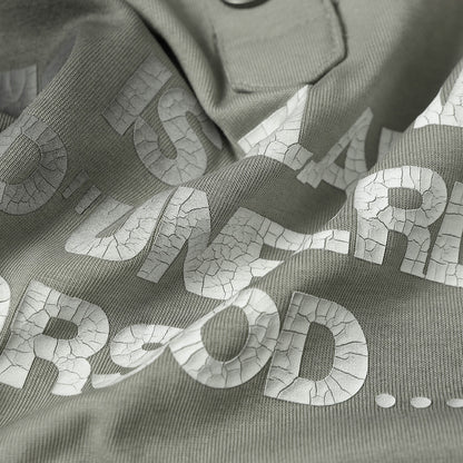 Polo desgastado con efecto tie-dye y estampado de letras agrietadas para hombre.