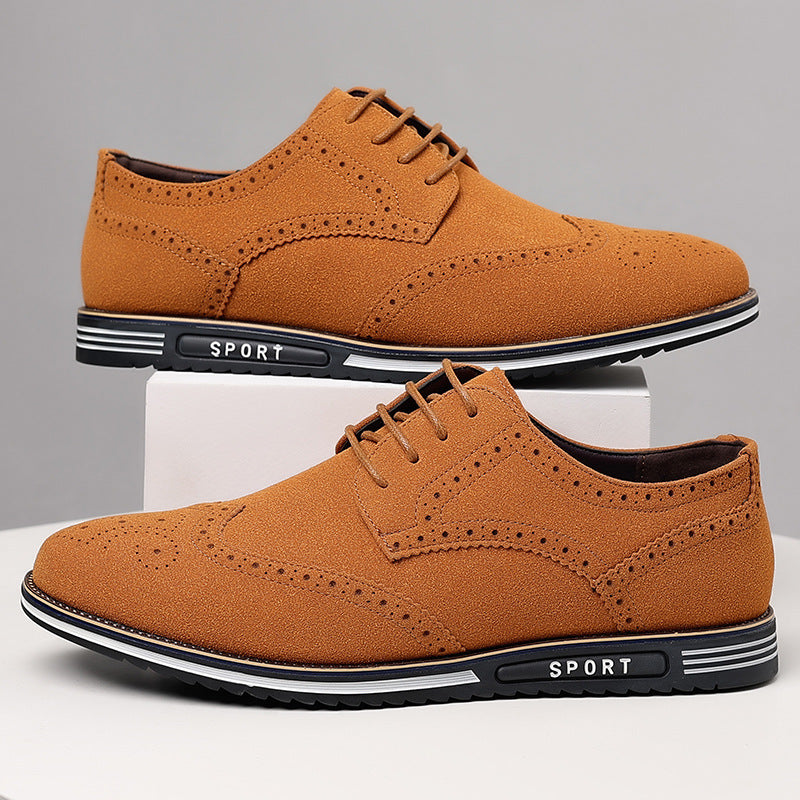 Zapatos de cuero tallado ensanchados con suela blanca de moda para hombre.