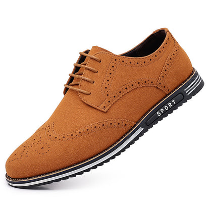 Zapatos de cuero tallado ensanchados con suela blanca de moda para hombre.