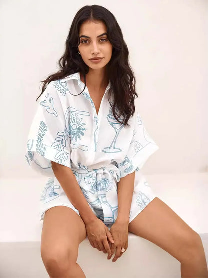 Mono corto holgado y de moda con cuello, manga media y tirantes en la cintura