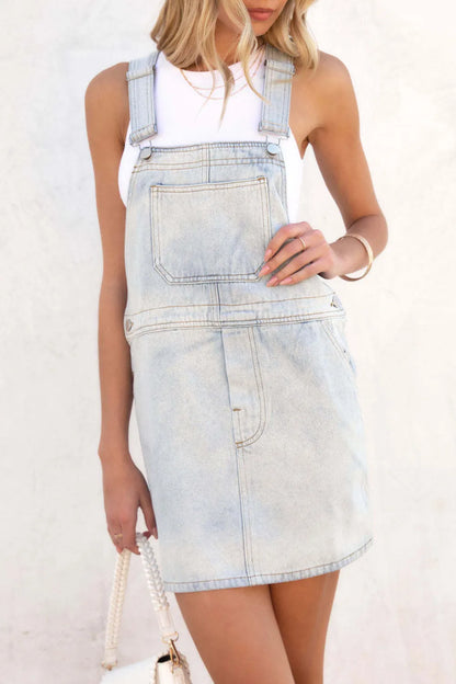Vestido tipo peto de mezclilla con cuello cuadrado y tirantes ajustables